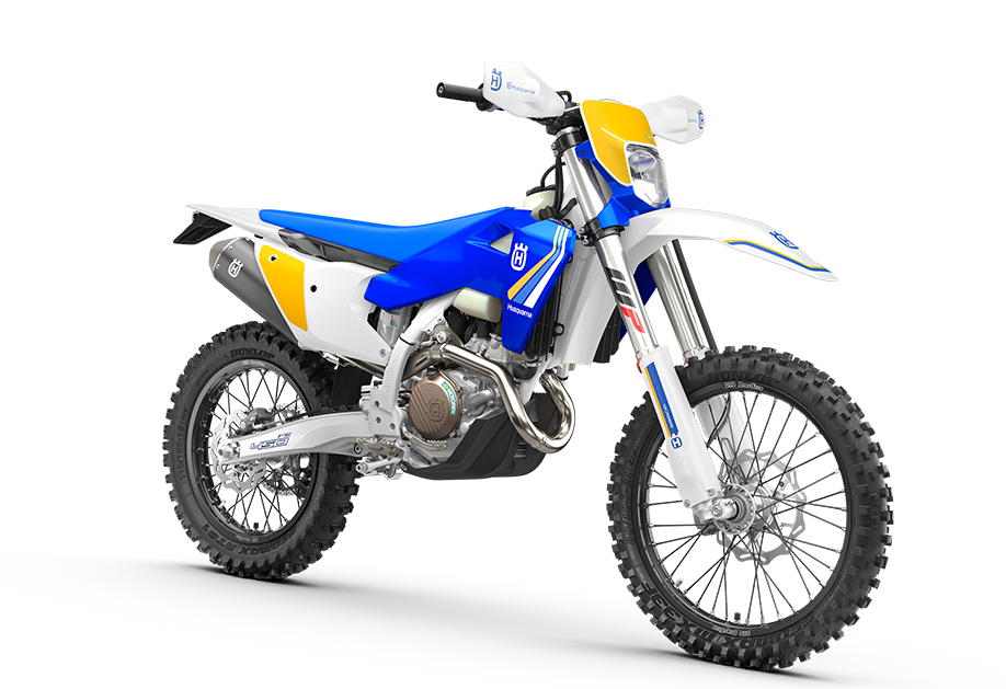 PHO_BIKE_PERS_REVO_FE-450-Heritage-MY25-front-right-US_#SALL_#AEPI_#V2.png