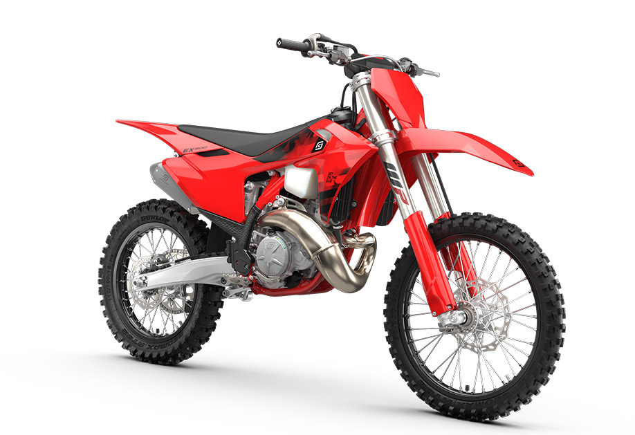 PHO_BIKE_PERS_REVO_GASGAS-EX-300-MY26-front-right_#SALL_#AEPI_#V1.jpg