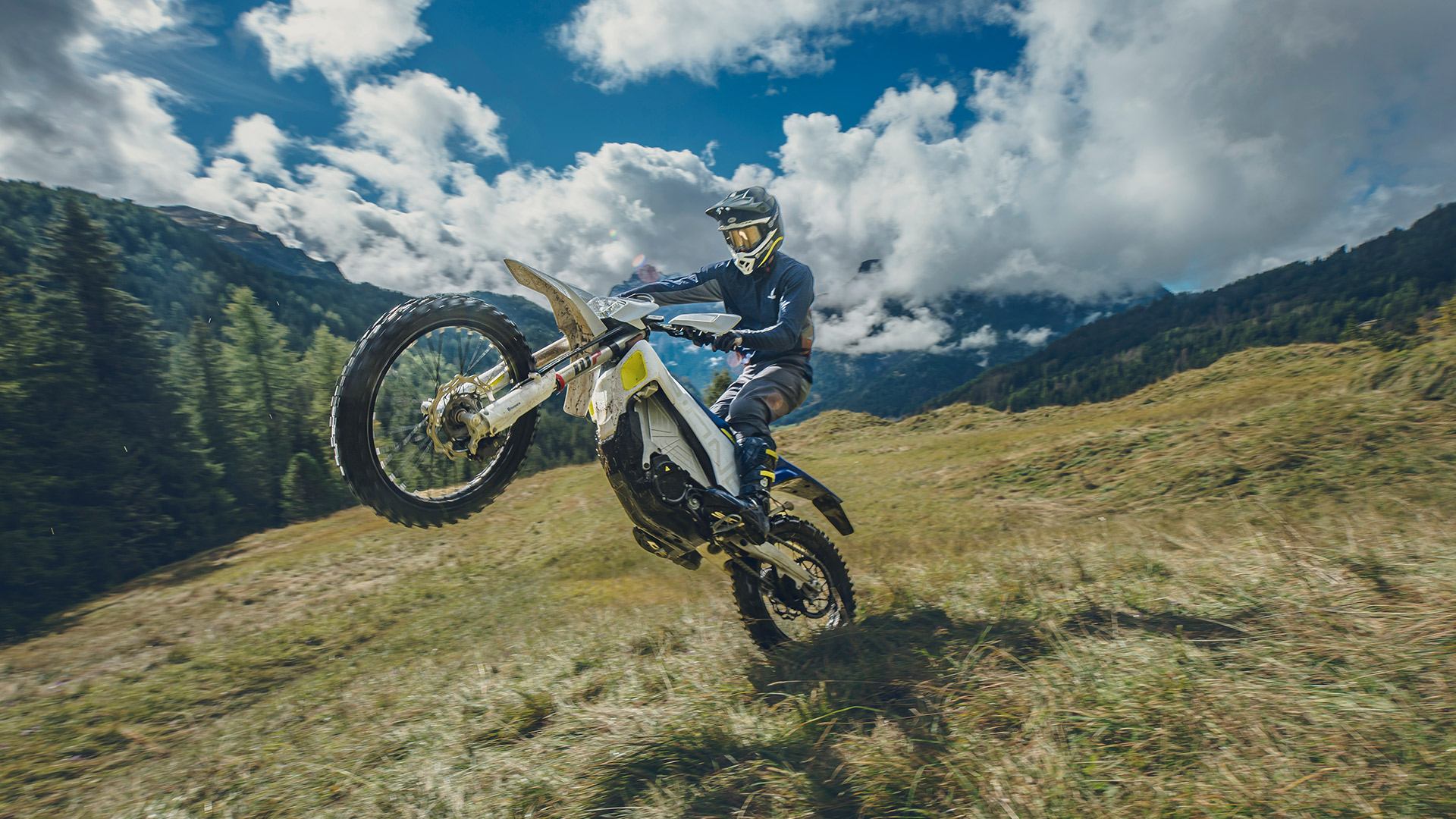 Marşrutda Husqvarna Motorcycles motosikleti