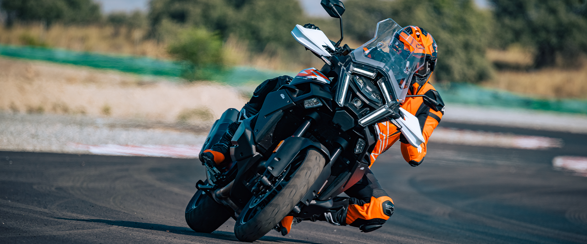 2026 KTM 1390 Super Adventure S — заголовне зображення