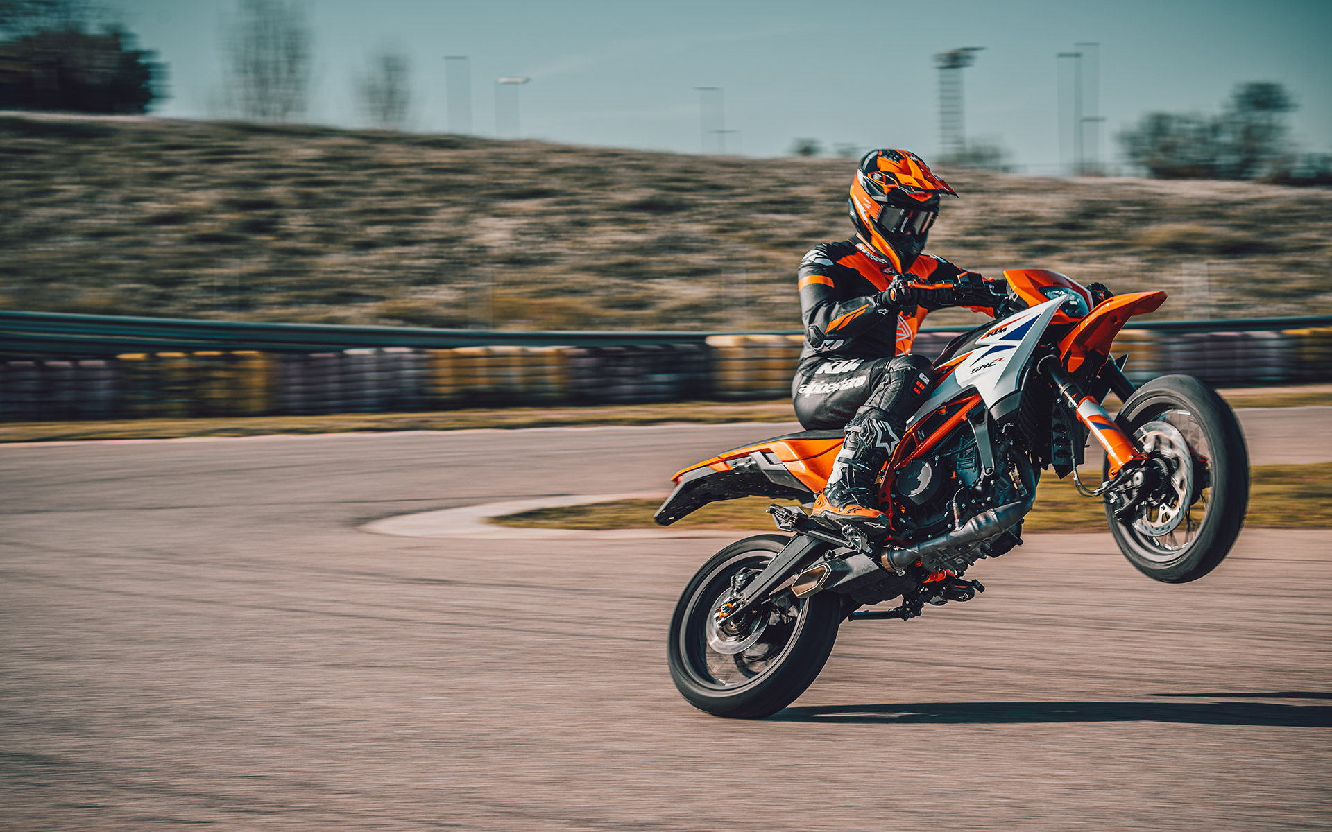 PHO_STAGE_Supermoto-KTM-2025-390-smc-r-header-image_%23SALL_%23AEPI_%23V1.jpg
